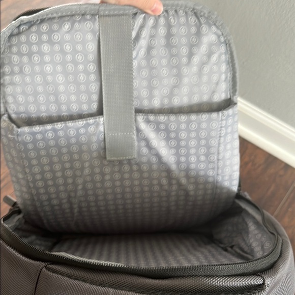 NWOT Sleek Grey Backpack with Modern Design with Matching Water Bottle - Picture 4 of 6